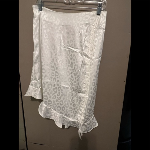 Asymmetrical WHITE  leopard print skirt - Picture 2 of 2
